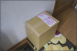 荷物を受け渡す様子